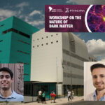 En la imagen se encuentran los investigadores Carlos Argüelles y Santiago Collazo, un logo del workshop sobre materia oscura, y en el fondo, una imagen del edificio del ICTP-SAIFR.