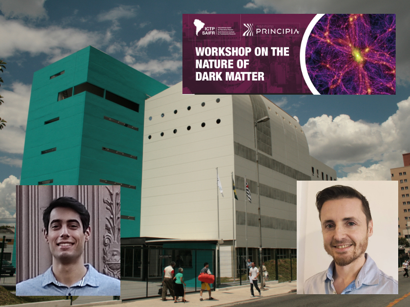 En la imagen se encuentran los investigadores Carlos Argüelles y Santiago Collazo, un logo del workshop sobre materia oscura, y en el fondo, una imagen del edificio del ICTP-SAIFR.