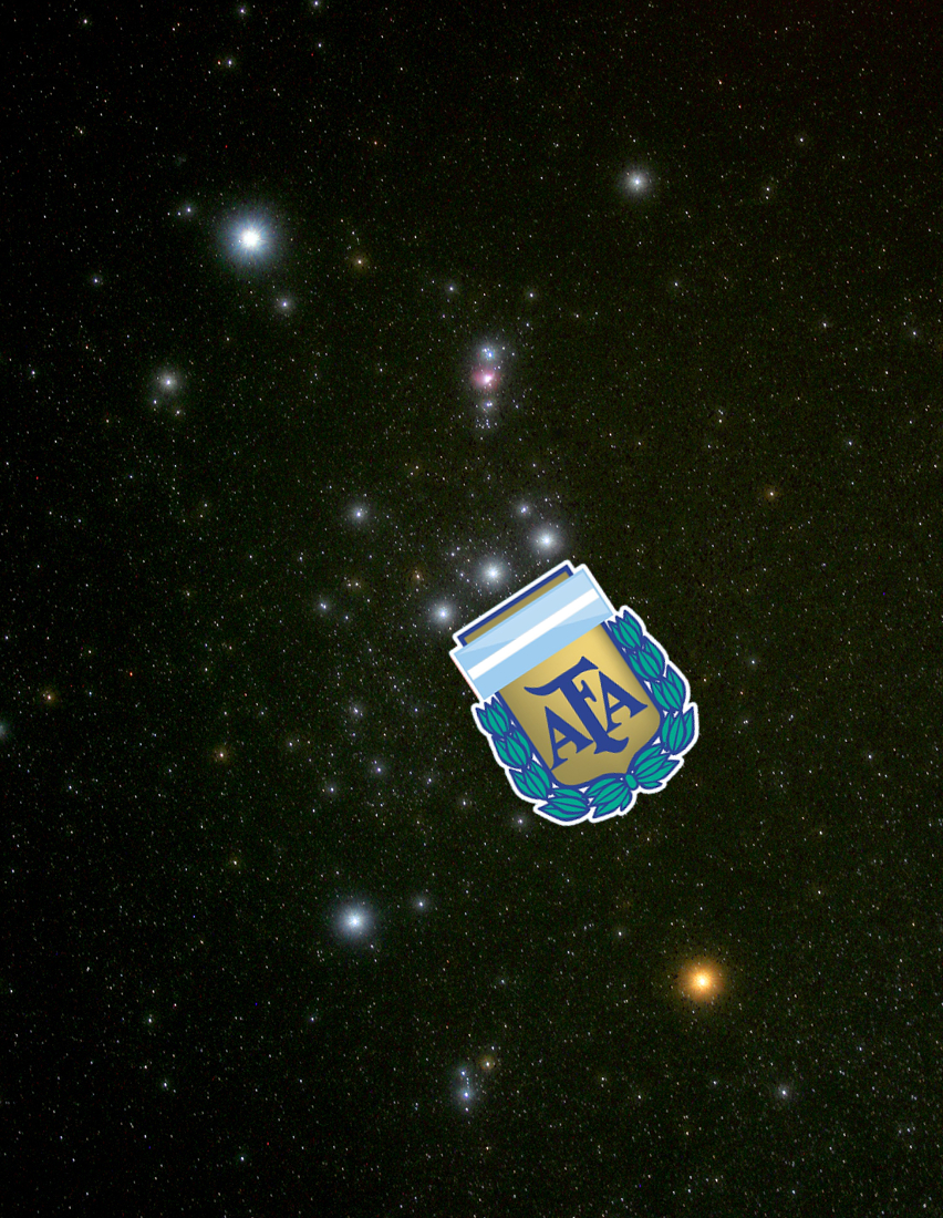 La imagen muestra a la constelación de Orión, con las Tres Marías como las tres estrellas que representan las Copas del Mundo obtenidas por Argentina. El escudo de la Asociación de Fútbol Argentino se inserta en la imagen por debajo de las tres estrellas reales.